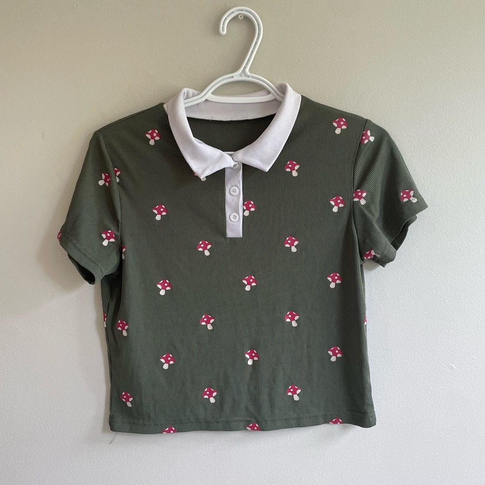 GREEN RIBBED KNIT CROP TOP WHITE COLLAR BUTTONS RED MUSHROOMS POLO SHIRT